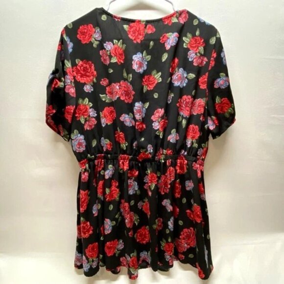 Torrid Peplum Blouse Women's 2/2X Black Red Floral Wrap Look Short Sleeve EUC - Picture 5 of 11